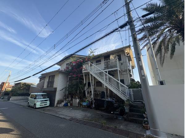 現況古屋があります。更地渡しになります。