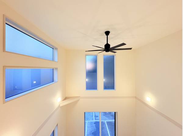 吹き抜け天井、シーリングファンが優雅に回ります！