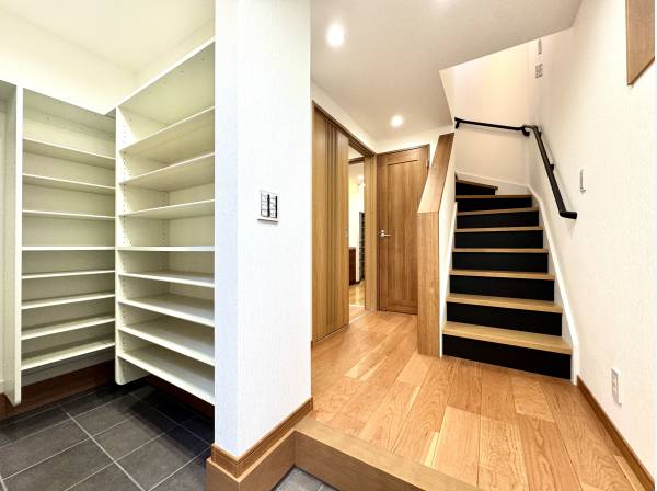 大容量のシューズクロークを完備した玄関ホール