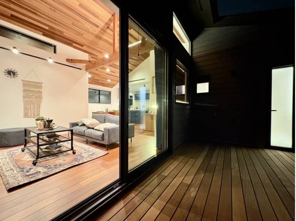 夜風を感じながら、バルコニーでくつろぐアウトドアリビングの時間も♪