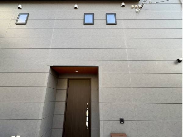 駐車は2台可能。前面道路も広く駐車も楽々です。防犯カメラを標準装備