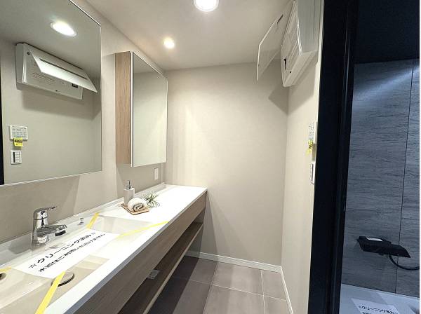 幅広でゆとりある洗面化粧台になります