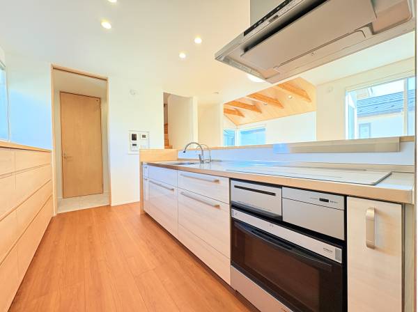 パントリー付きのキッチン