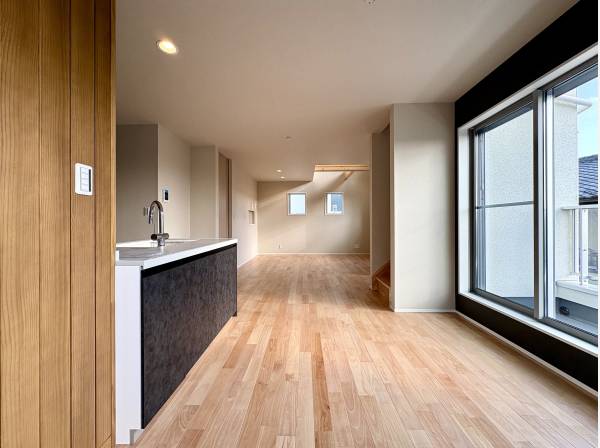 床は無垢板を採用し温かみのダイニング