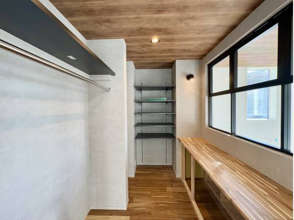 収納付きの書斎スペース