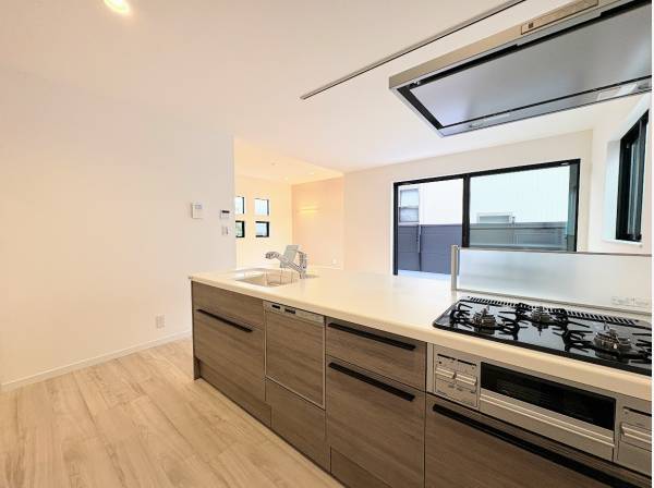 部屋全体を見渡せる対面式キッチン