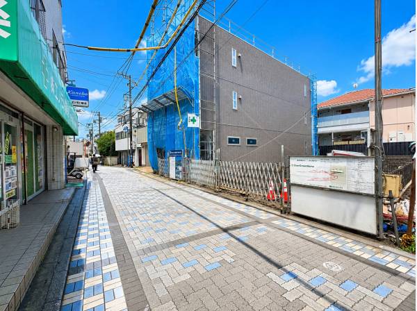 駅と海を結ぶ人の流れが魅力。湘南らしい賑わいを感じるロケーションです。