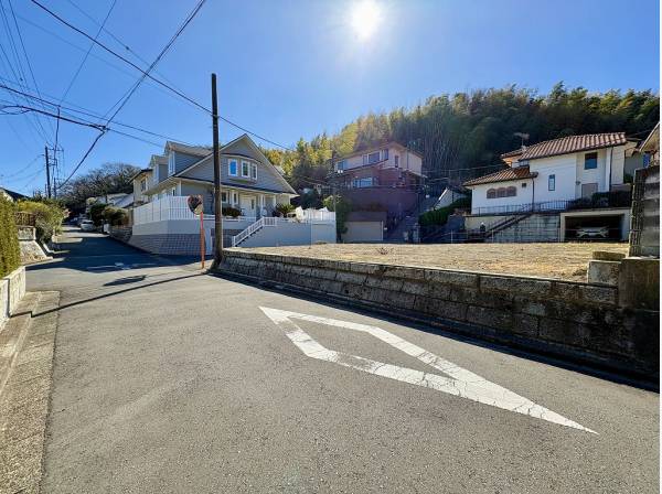 前道は車通りが少なく静かな環境