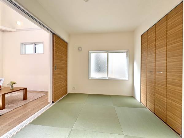 リビングに隣接する和室スペース