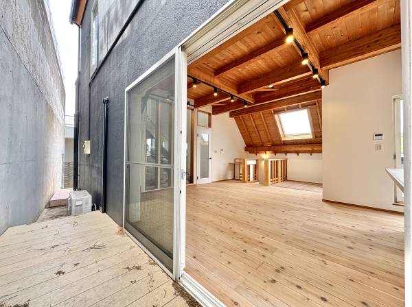 リビングから繋がるデッキスペース