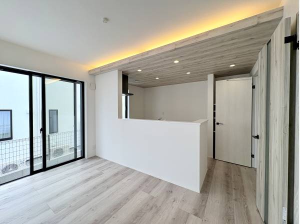 上部の照明がお洒落なキッチンスペース