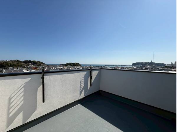 ルーフバルコニーからは抜けた眺望を愉しめます