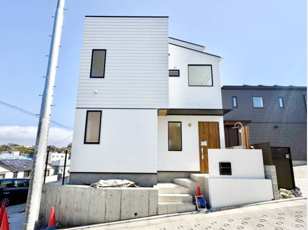 白を基調とした湘南らしい爽やかなファザード