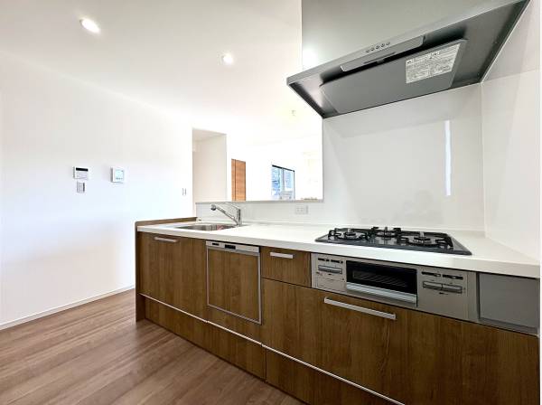 対面式システムキッチンは食洗機と浄水器付き