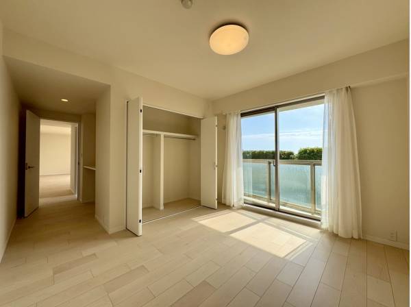 洋室にもバルコニーがあり陽当たり良好です！