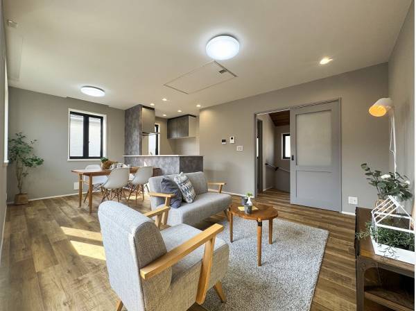 造作建具や爽やかなクロスがおしゃれな空間を演出