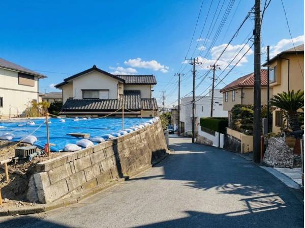 前面道路は約5ｍの広さがあり車の出し入れもノンストレスです。