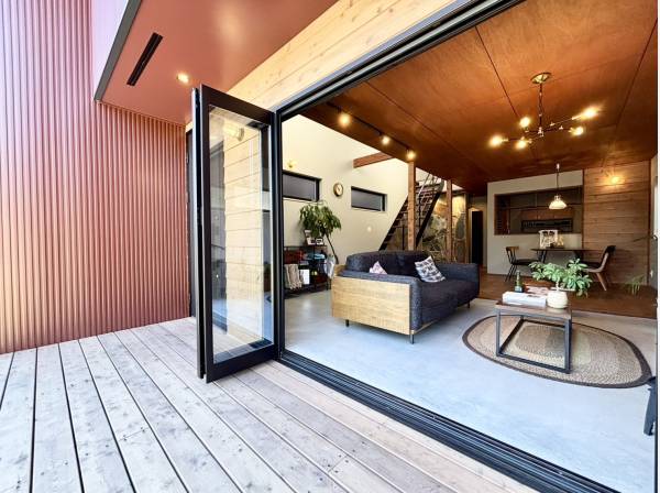 気持ちの良いウッドデッキスペース