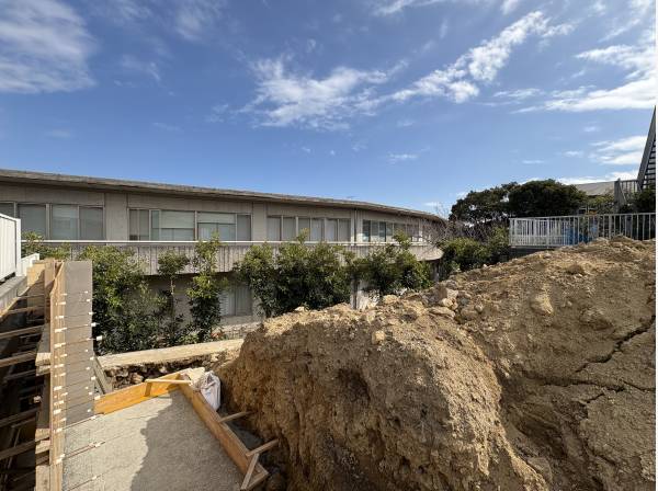 バルコニーから海を一望できそうです。