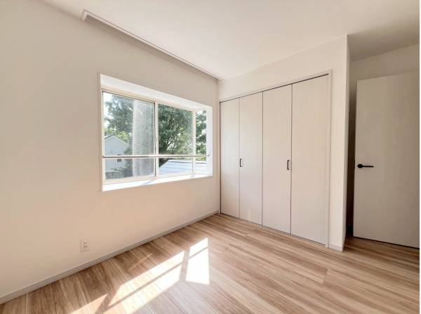 お部屋にはあたたかい日差しが差し込みます
