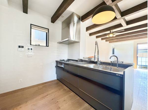 黒を基調としたスタイリッシュなキッチン