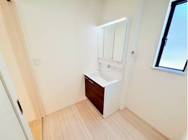 三面鏡裏にたっぷり収納！使い勝手の良いスタイリッシュな洗面台