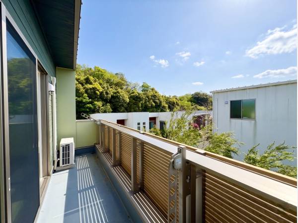 バルコニーは日当たりが良く、洗濯物がよく乾きそうです！