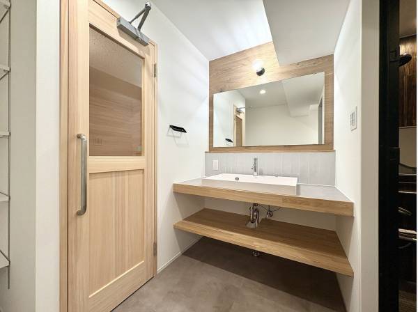 上質に整えたパウダールーム