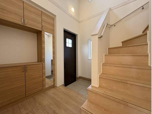 吹き抜けのある開放的な玄関