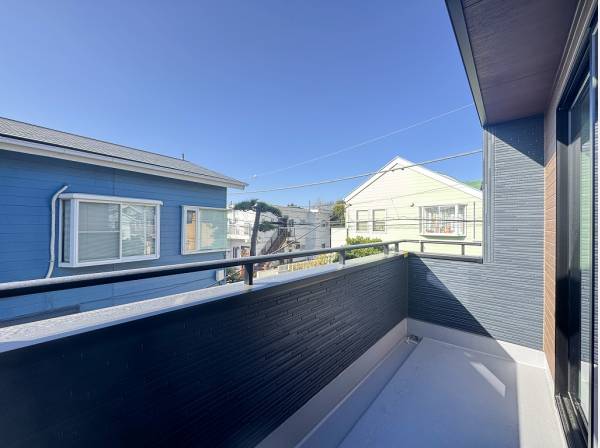 ２ヵ所設けられたバルコニーはどちらも陽当たり良好