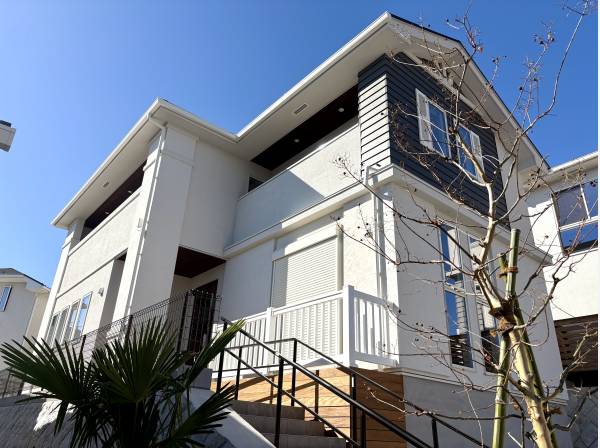 の陽射しをまとった佇まいが、ここで始まる新しい時間を映し出します
