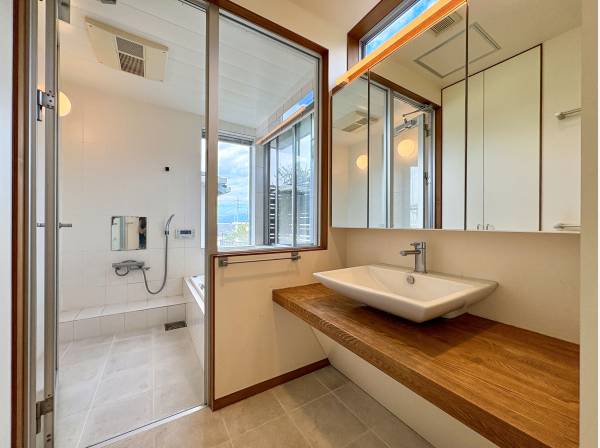 造作で作られたパウダールーム/バスルームから抜けた眺望を望める設計