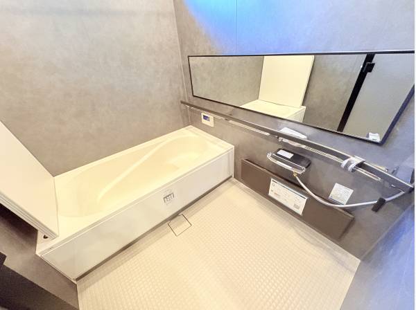 広々バスルーム