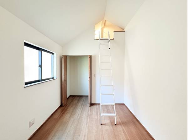 勾配天井の洋室