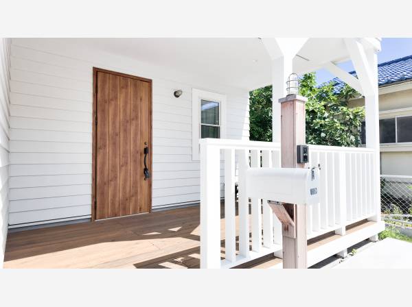 天然木の広々カバードポーチ