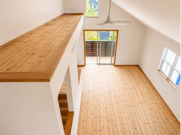 上から見渡せる開放的な吹抜け空間。住まい全体に広がりを感じられます。