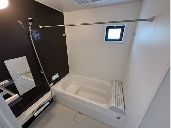 お風呂には浴室乾燥機が付いております。