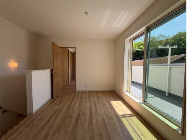 上がるとファミリースペース！バルコニーとも繋がる広々空間！