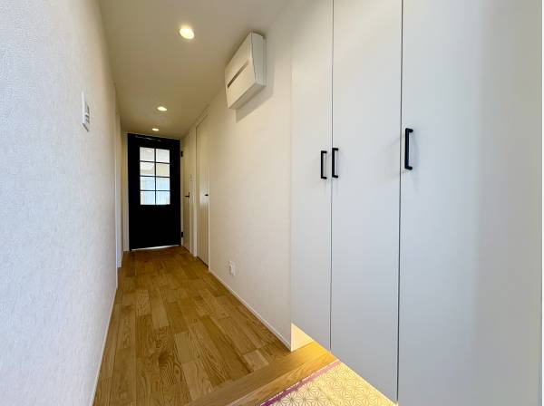 関節照明が彩る玄関ホール