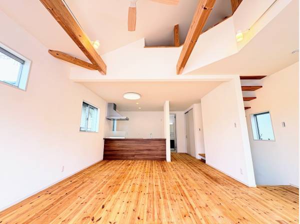 吹き抜けで開放感を感じるLDK