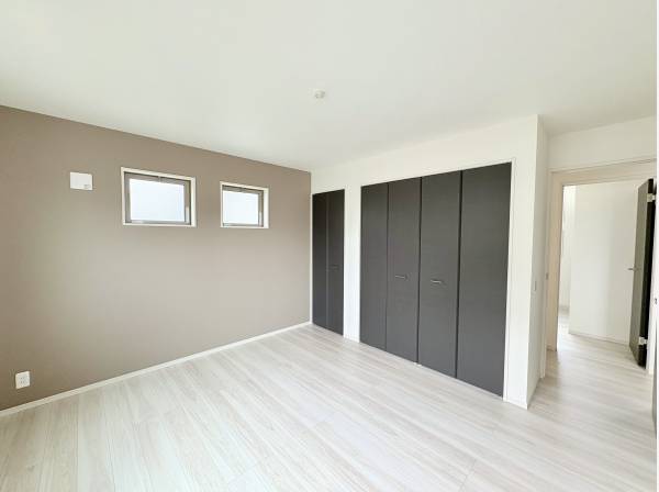 アクセントクロスが際立つ洋室。