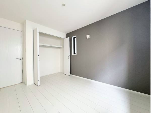 収納も多く使い勝手の良い洋室