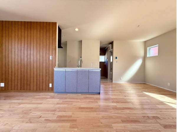 家族の顔が見える対面式キッチン