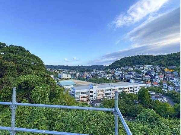 南方向に目をやると葉山の街、周囲の稜線をが見渡せます。
