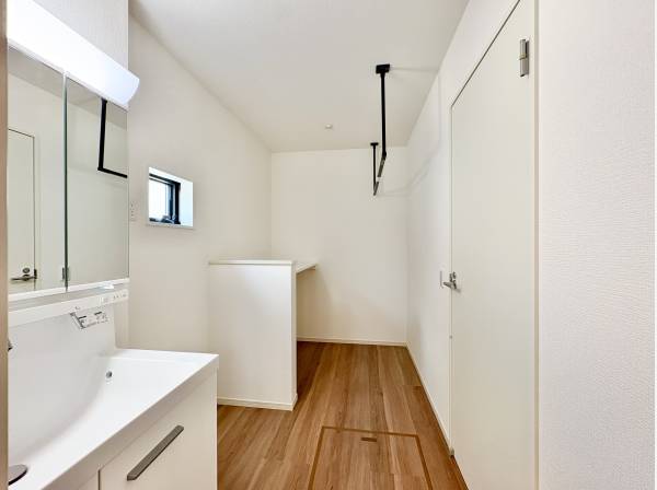 ランドリースペースには、アイアンバーを設置し室内干しが容易になります