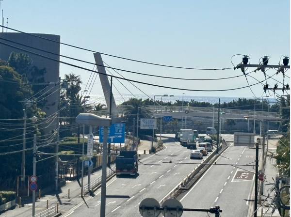 バルコニーからは海がちらっと見えます。