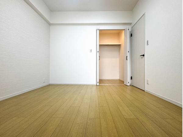 WICが完備された約7帖の広々としたベッドルーム