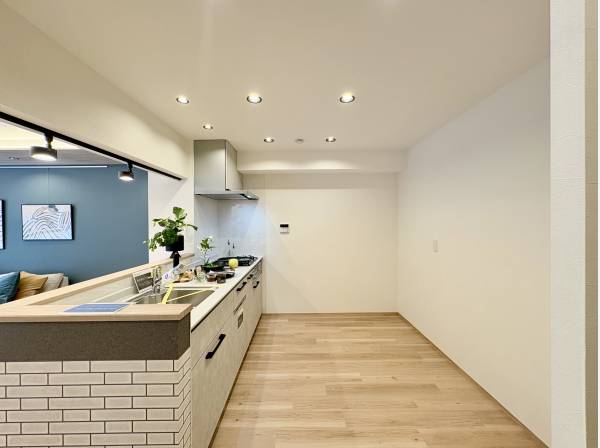 広々としたキッチンスペースお好きな大きさの冷蔵庫や食器棚を設置できます