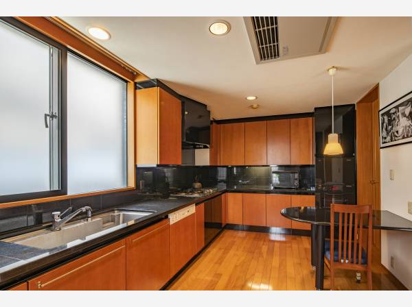 窓から差し込む光が心地よい、開放感あふれるキッチン