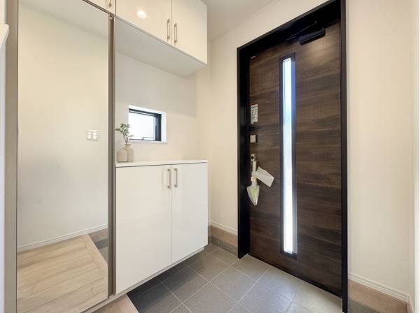 玄関には身だしなみチェックができる姿見付き